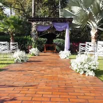 Corredor de entrada decorado com flores para cerimônia ao ar livre